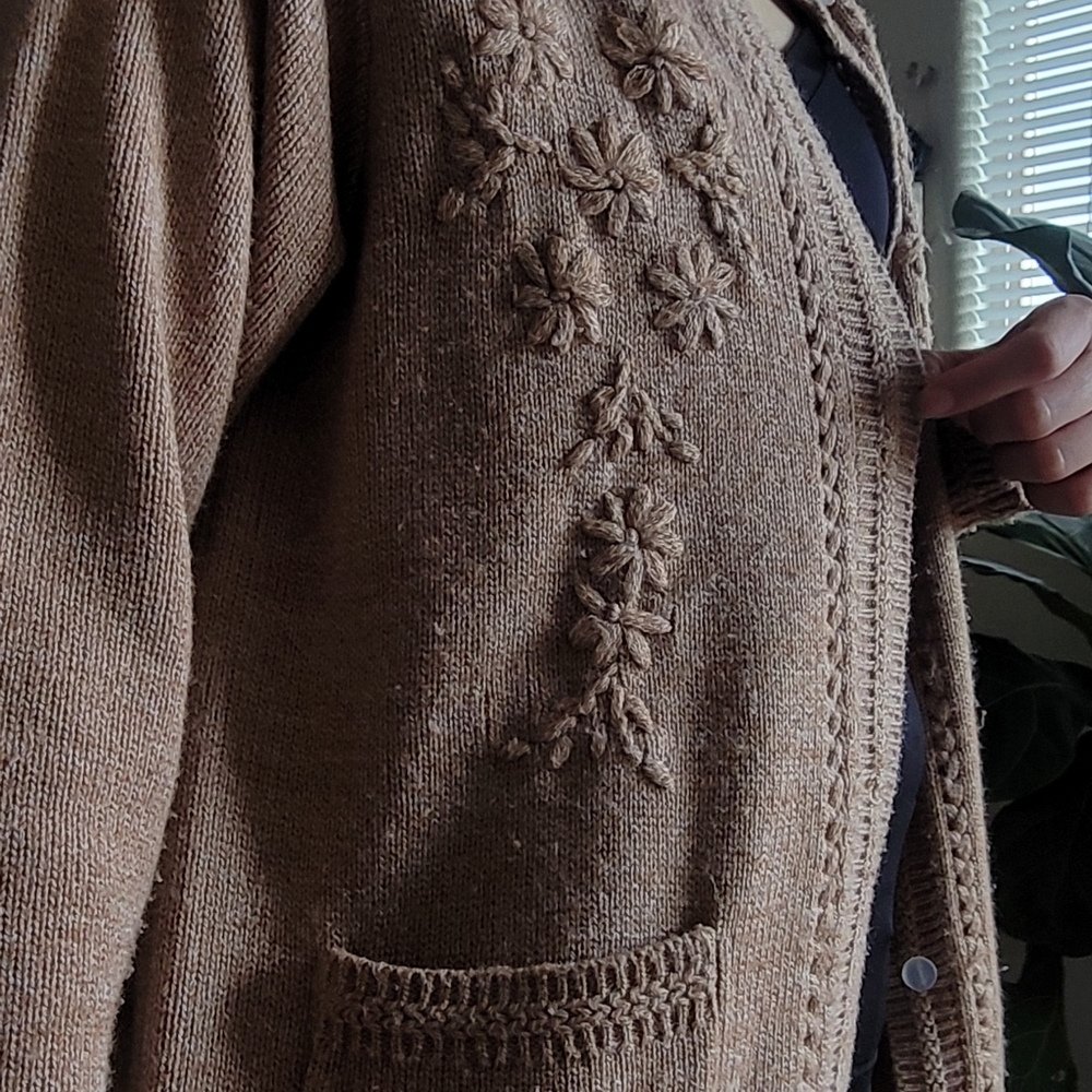 Pink toned knitted cardigan sweater, with floral inlayed designs